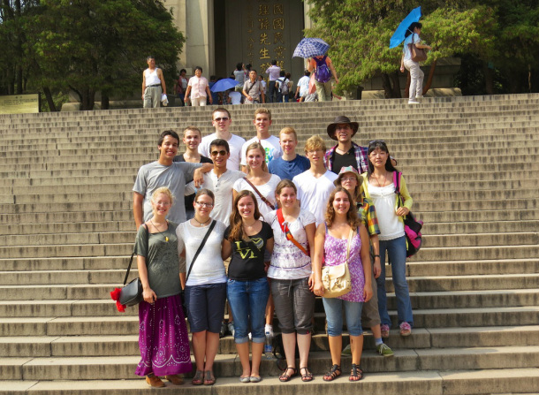 Das sind wir als deutsche Freiwillige, die ein Jahr in China Englisch unterrichten!